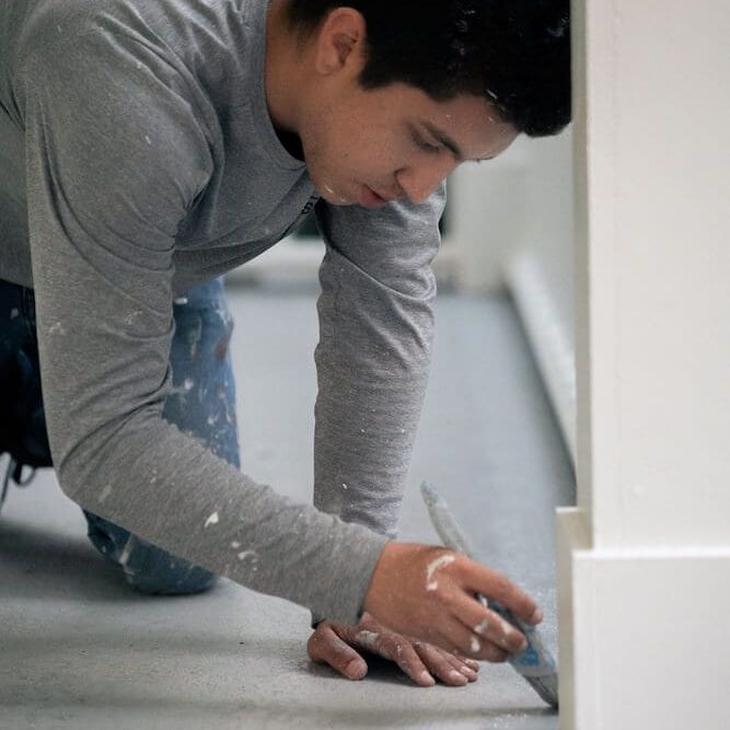 painting-services-orlando-fl-smith-co-painting smith & co painting painter working on home exterior repaint